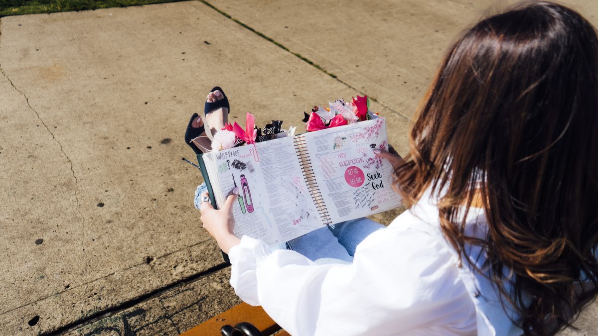 Michelle Ruiz sosteniendo abierta su Biblia marcada a mano.
