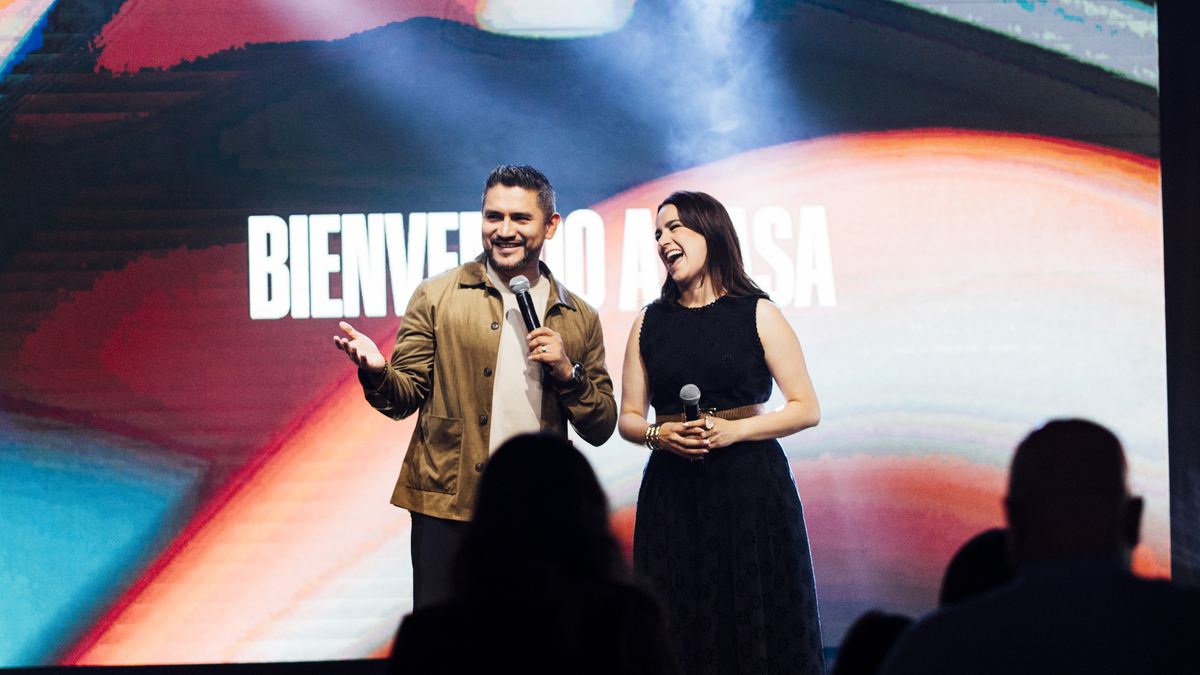 Michelle y Efrén Ruiz juntos en el escenario, recibiendo a la gente.