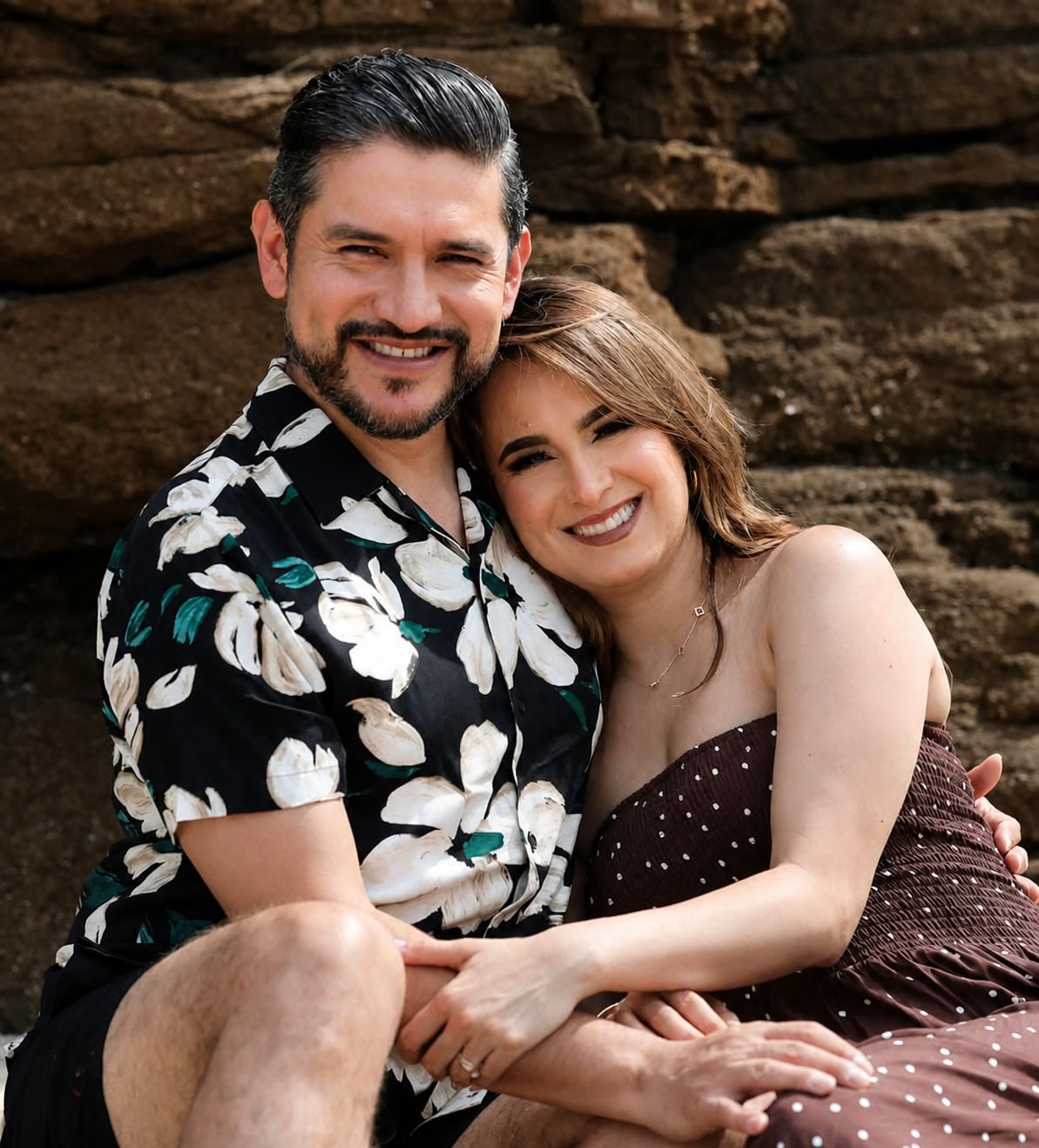 Efrén y Michelle Ruiz abrazados y sonriendo, el matrimonio del que nace «Amor a prueba de todo».