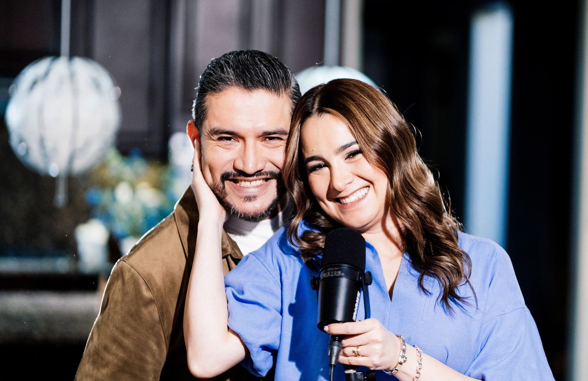 Efrén y Michelle Ruiz junto al micrófono del podcast.