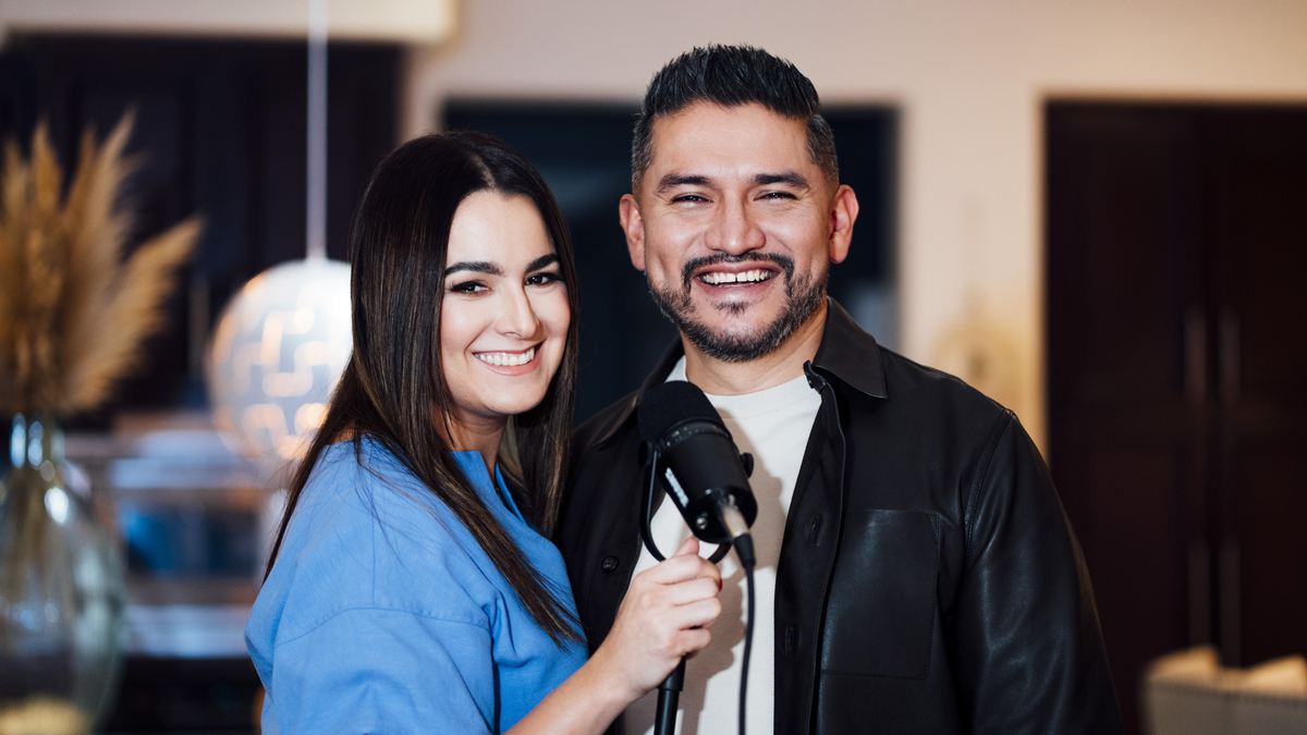 Michelle y Efrén Ruiz junto al micrófono, durante una grabación en casa.