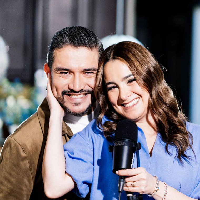 Efrén y Michelle Ruiz juntos frente al micrófono del podcast.
