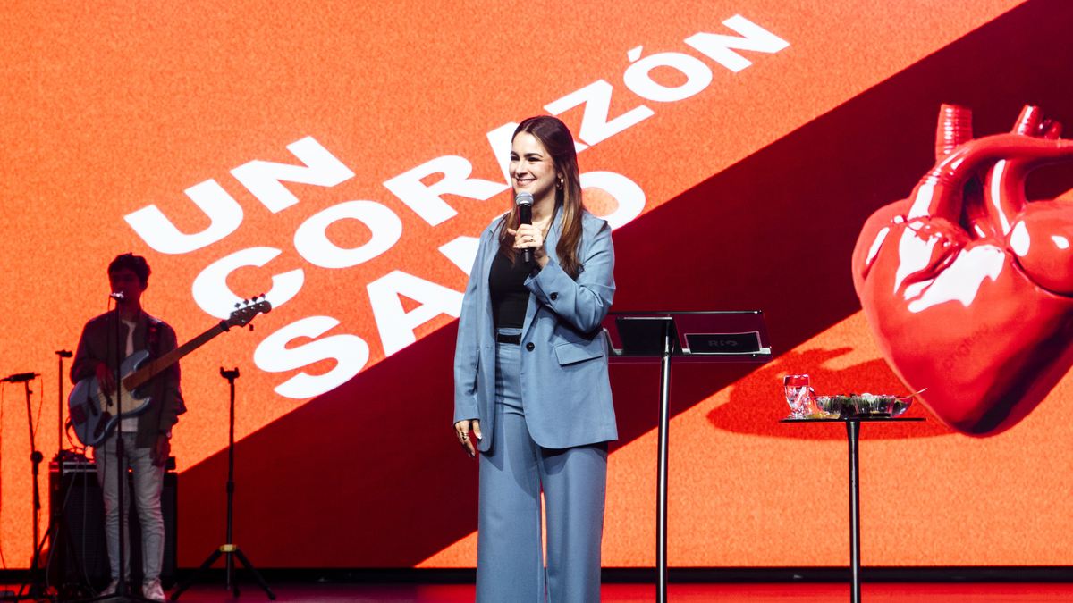Michelle Ruiz predicando en el escenario de «Un corazón sano».
