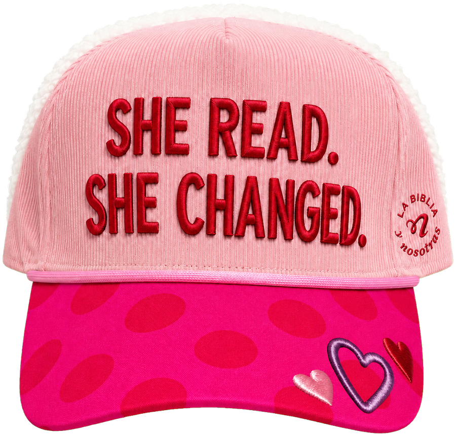 Gorra rosa de La Biblia y Nosotras bordada con la frase «She read. She changed.».