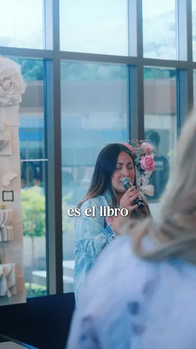 Mujeres reunidas durante la gira de La Biblia y Nosotras en Estados Unidos.