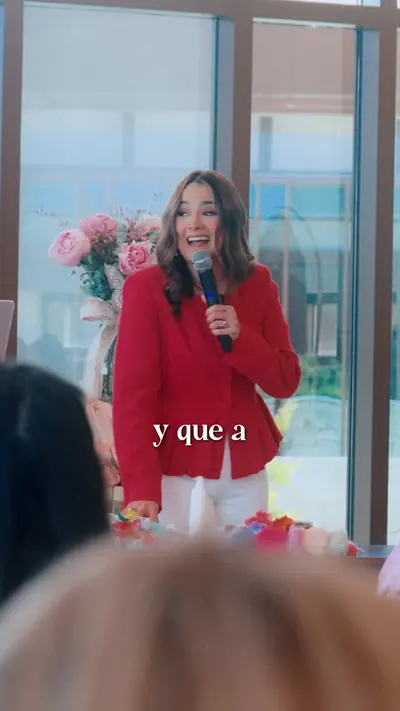 Mujeres adorando durante un encuentro de La Biblia y Nosotras.