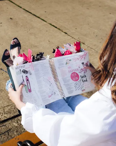 Biblia de journaling abierta, marcada con stickers, cinta y separadores de colores.