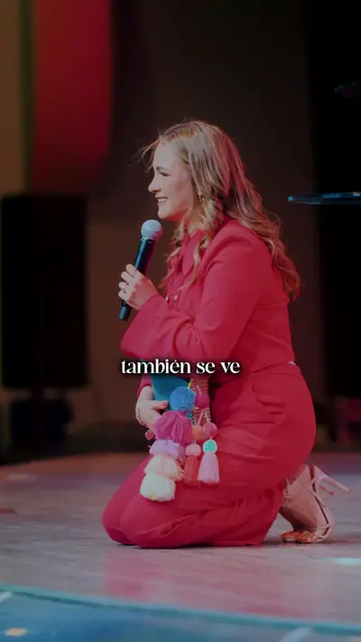 Michelle Ruiz en el escenario del lanzamiento de La Biblia y Nosotras, con traje rojo.