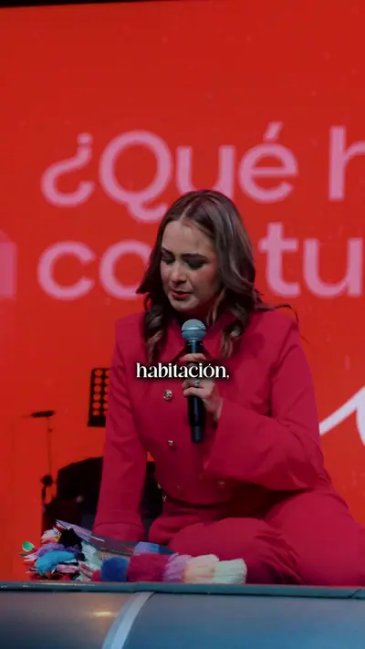 Michelle Ruiz sosteniendo su Biblia decorada con pompones de colores.